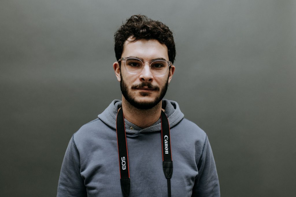 📸 Showing off bounce flash Photographer standing in as a model to show off flash lighting options